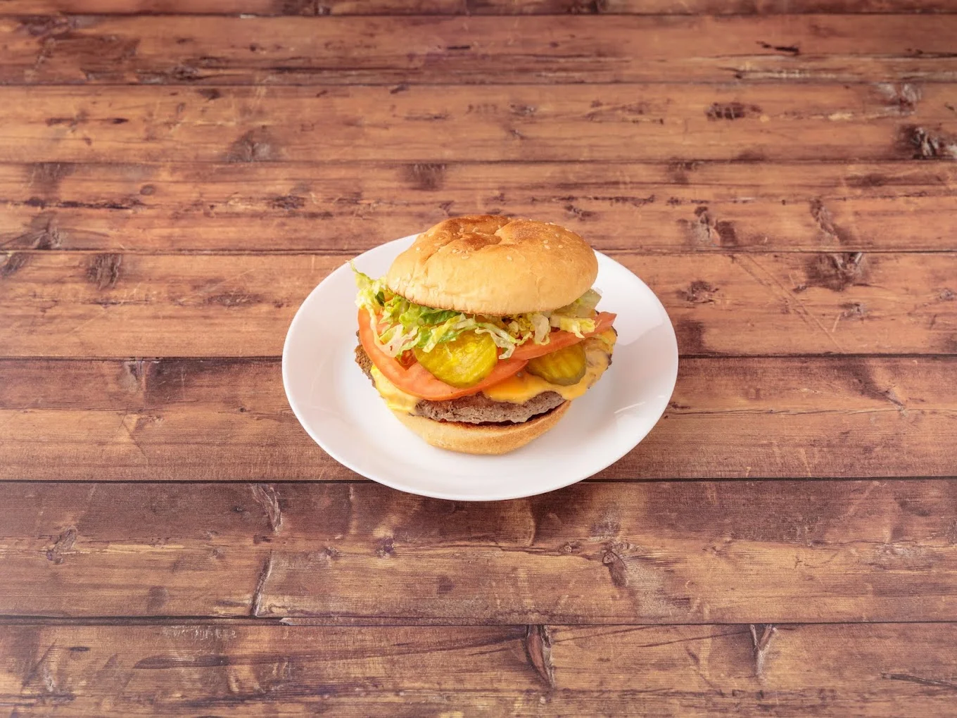 Cheeseburger with lettuce, tomato and pickles from Daisy's Pizza
